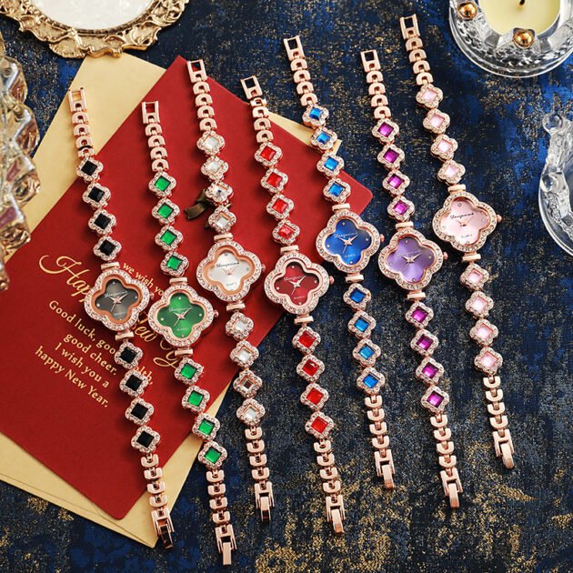 ساعة الترافل 2025